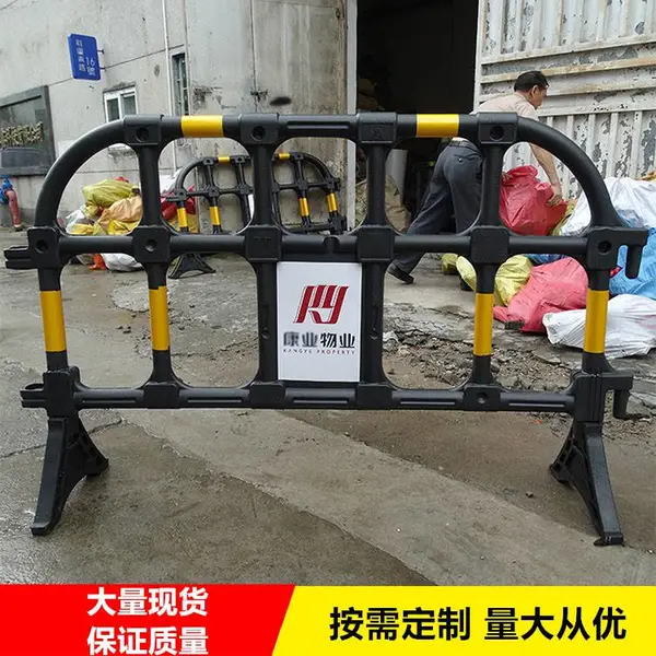 道路施工黄黑胶马护栏 电力安全隔离塑料围栏 移动胶马护栏