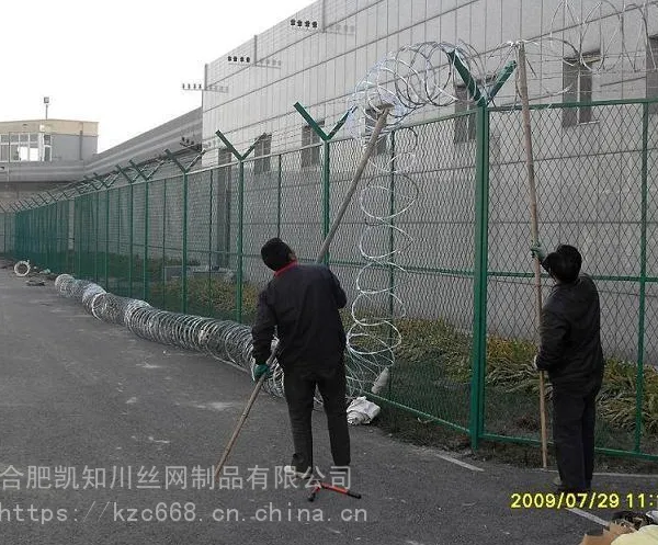 安徽滁州 六安 宣城厂家供应刺铁丝隔离栅 篮球场护栏网 交通护栏 价格最低