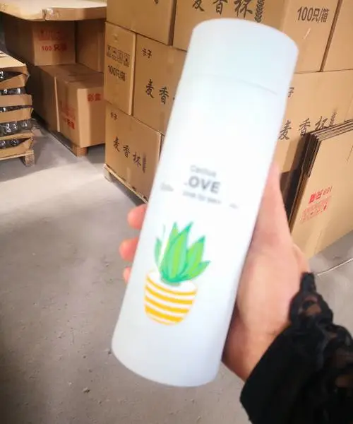 徐州天洪益华玻璃杯厂家开发定制彩色皮套印花玻璃杯配套盖子
