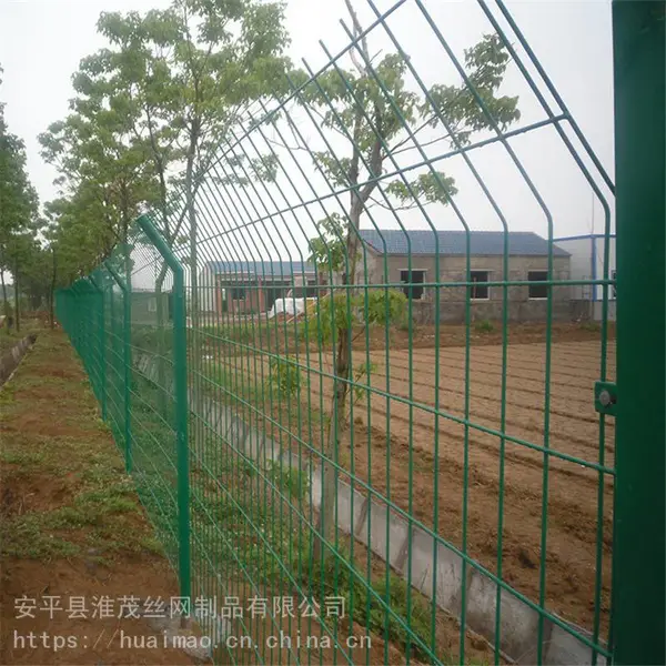 供应淮茂铁丝包塑圈地护栏网围界双边丝浸塑护栏围网尺寸1.8*3m