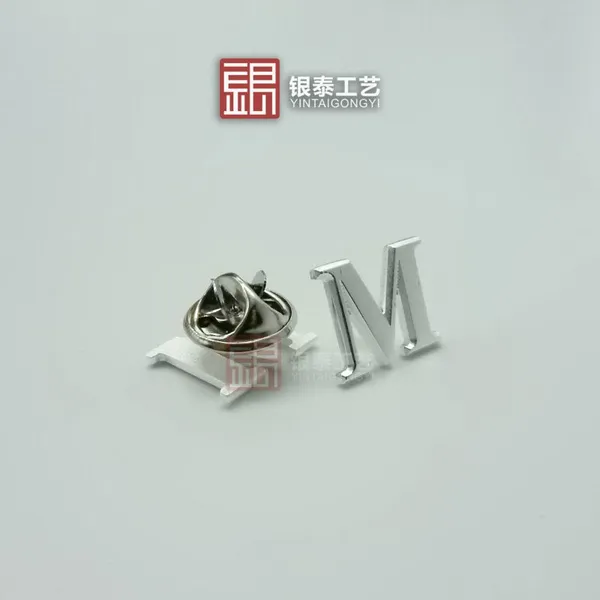 字母纯银胸章定制_M胸章价格_缕空纯银徽章厂家