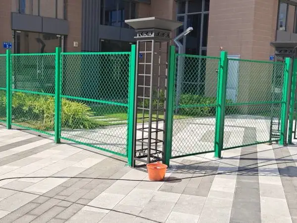 广东边框护栏网绿色浸塑铁丝网隔离防护围网生产安装