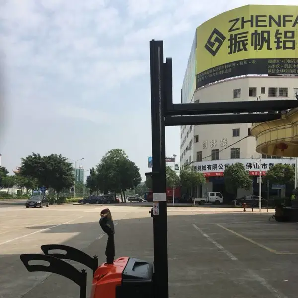 鑫升力全电动堆高车销售、2吨2米升降货架堆货车