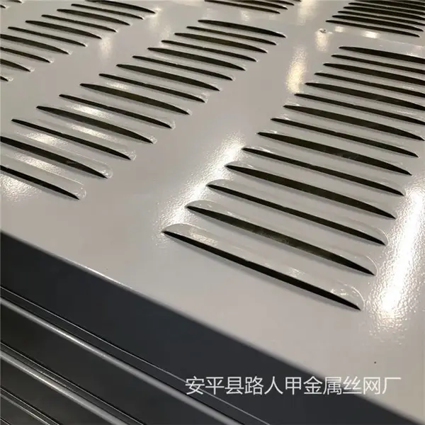 路人甲生产加工高速公路两侧镀锌板材质吸声百叶窗孔板机组隔音屏