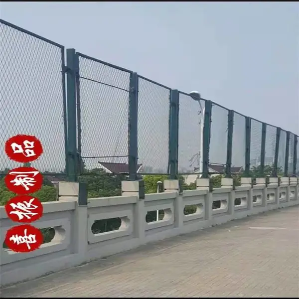 金属隔离栅生产 定制工厂防护网 安装公路护栏网