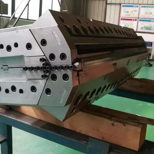 金纬机械PVC结皮发泡板模具