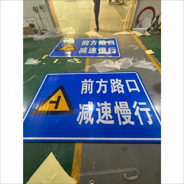安康乡村道路交通安全不容忽视,路口必备警示标志牌、道口标注