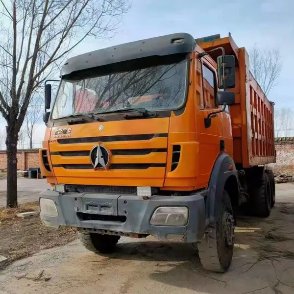 山西煤矿停 北奔自卸车