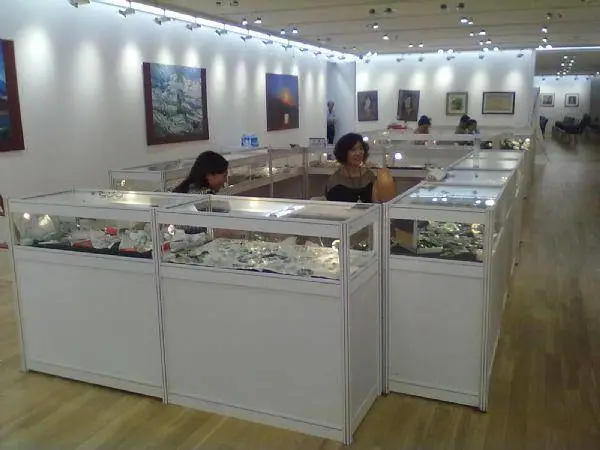 深圳八棱柱展示柜展板组合搭建 产品展示柜租赁 珠宝展示柜出租
