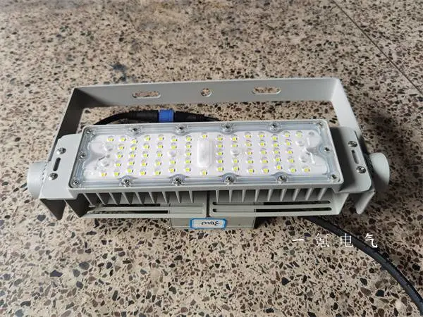 LED投光灯300W车间