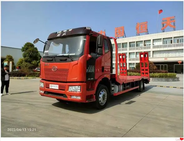 3.0L工程黄J6前四后四挖机拖车 一汽解放小三轴挖机拖车 解放单桥平板车