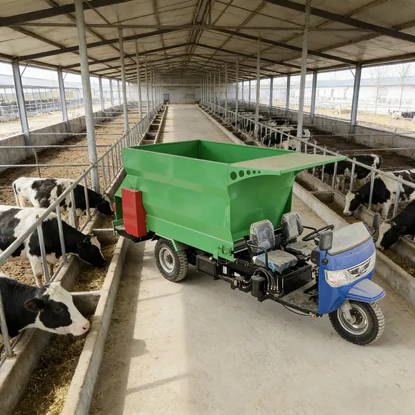 牧场自走饲料布料车 25马力柴油撒料车 牛羊喂料添草车
