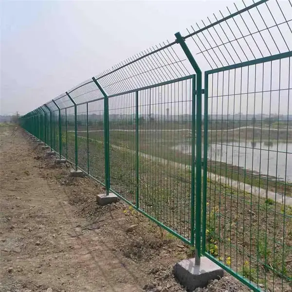 生产铁路护栏高速包塑扁铁框架丝网防护隔离网