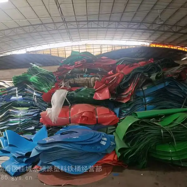 PE破碎料 高低压破碎料 蓝色 白色 绿色 灰色 红色 管道、吹瓶、压板等塑胶制品行业钢卷皮破碎料毛料月供600吨