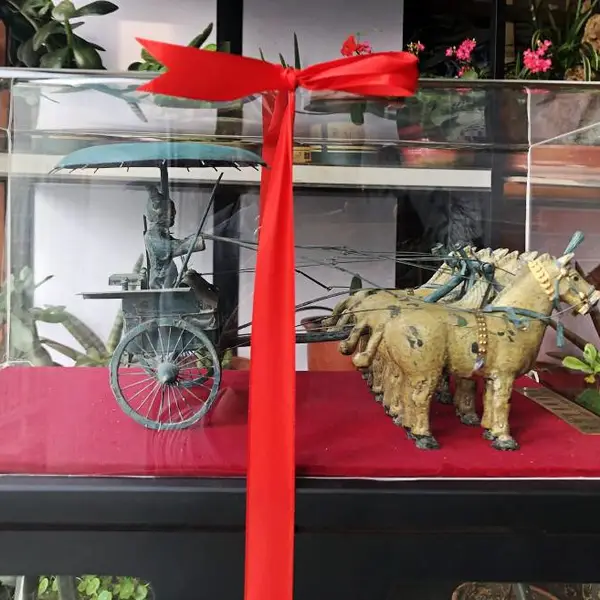 特色三秦工艺品铜车马红绒木座青铜马车陕西博物馆同款