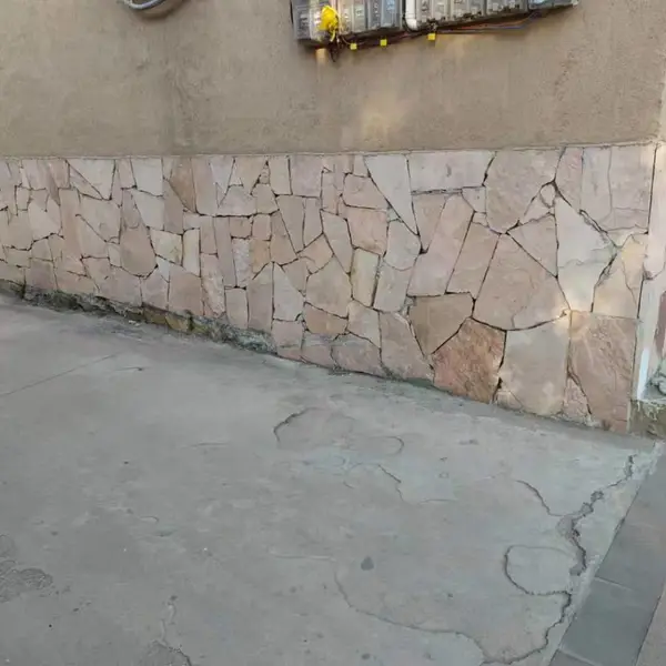 粉砂岩碎拼石厂家 粉红色垒墙石浆砌石板材 铺地乱形石片石供应