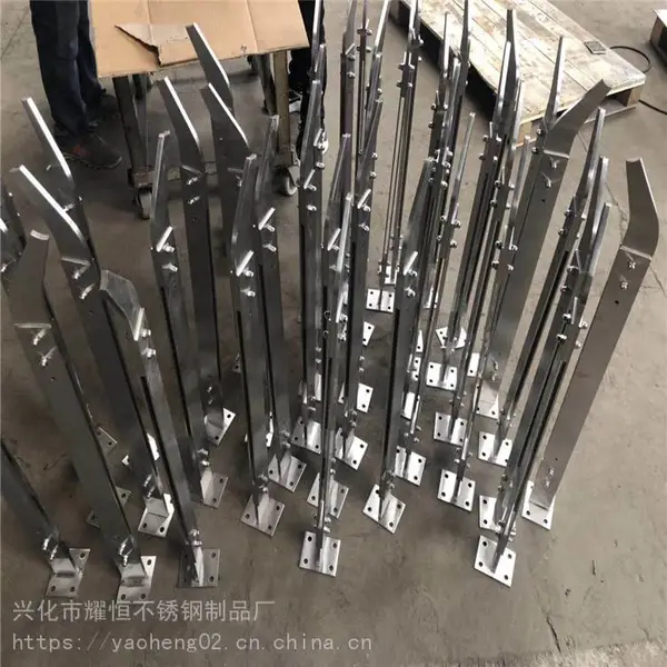 万达广场 公路防撞缆索护栏 玻璃楼梯护栏 样式齐全