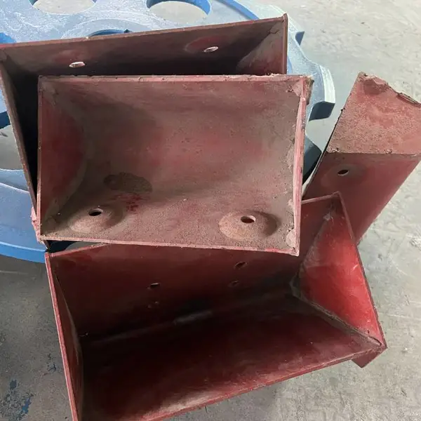 TH315环链用斗子TD160皮带碳钢料斗TD160TD400皮带上料斗