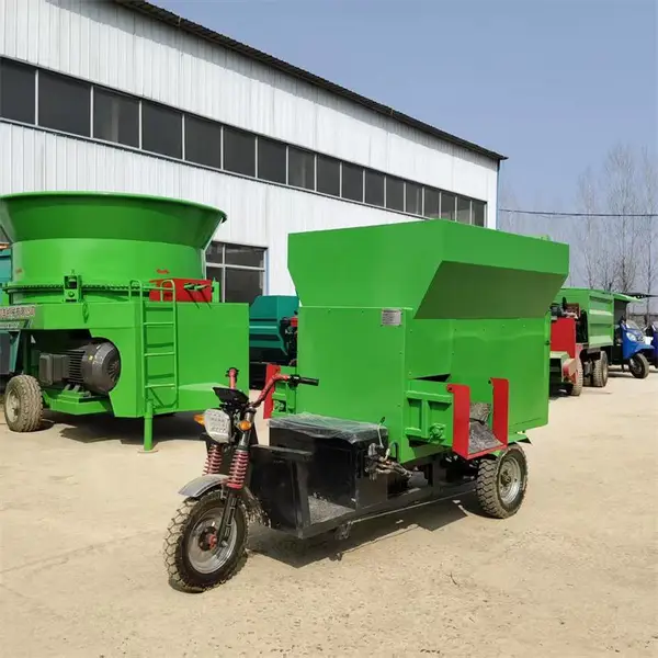 养殖草料撒料机 新能源电动撒草车 牛羊自动喂料机