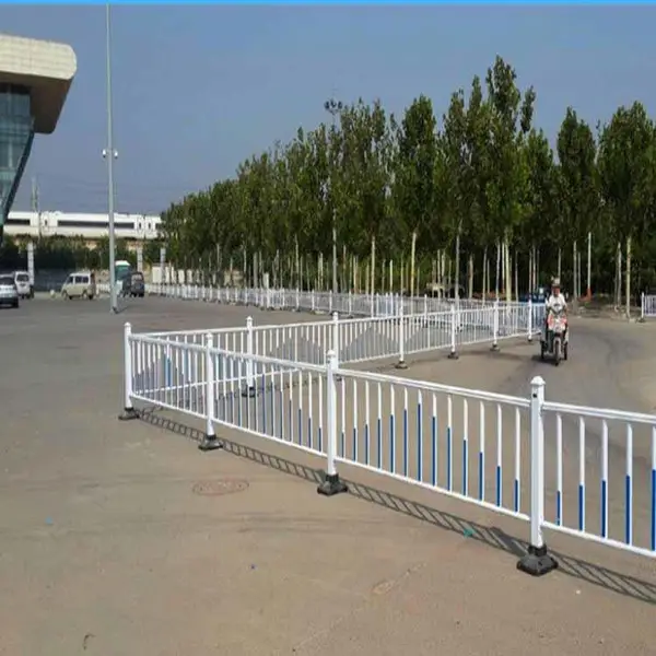pvc塑钢蓝白色市政隔离围栏公路隔离栏道路隔离栏