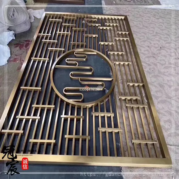 酒店镜面不锈钢钛金门套 玻璃门内镶不锈钢花格 吊轨不锈钢屏风