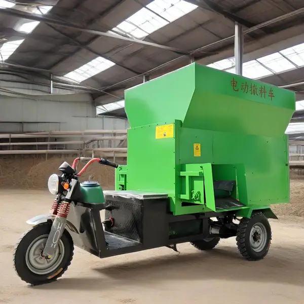 电动小型3立方喂料车 养殖牛羊饲料抛撒机 牧场自走式螺旋撒料车