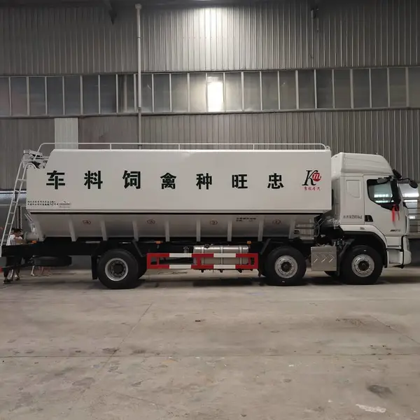 供应15吨饲料运输车 30方散装饲料车 陕汽小三轴饲料车