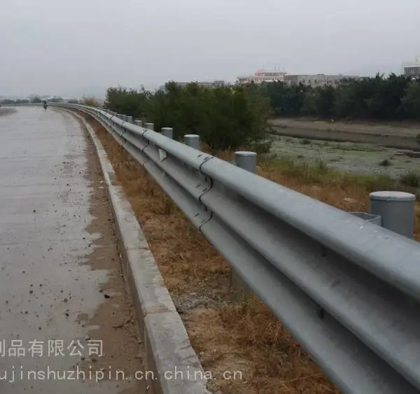 南阳供应精密喷塑镀锌波形护栏批发高速公路防撞安全波形护栏板