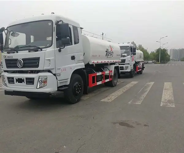 东风专底新款洒水车 12方大多利卡洒水车