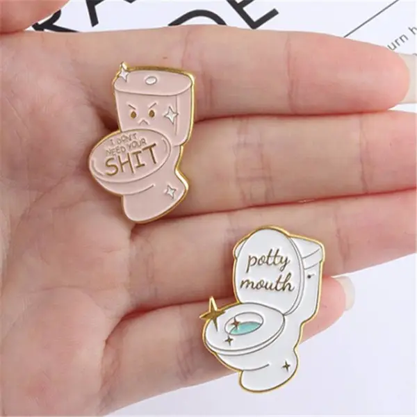 马桶销售礼品胸针制作 家具促销创意胸牌定制 广告公司创意胸章订制