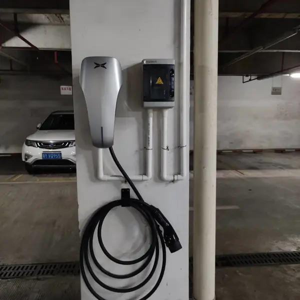 小鹏 7KW 充电桩合闸就跳闸漏电报警,线路检测修复充电故障