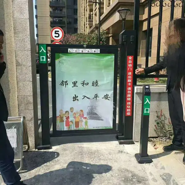 工厂人行通道智能无刷电机广告门人脸识别系统广告门