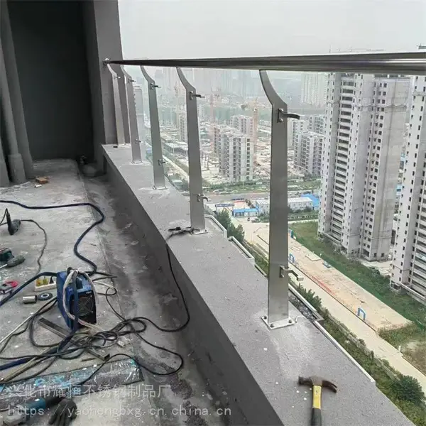 泰州生产 不锈钢立柱玻璃扶手 室外玻璃栏杆 图片