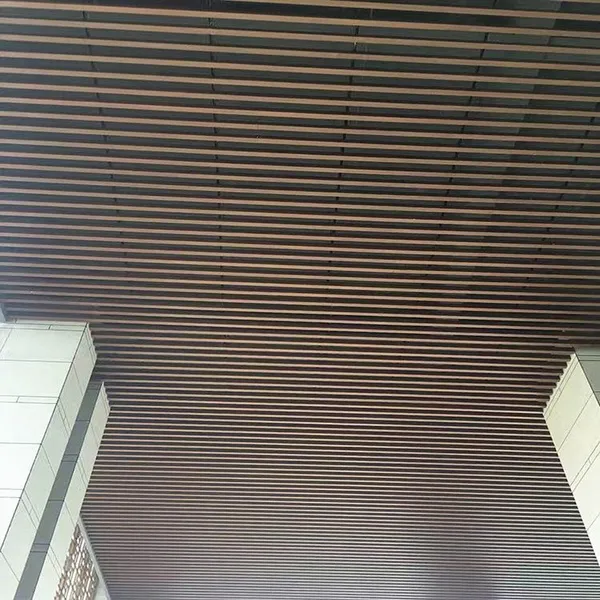 商场入口铝天花吊顶 木纹铝方通 木纹铝垂片天花