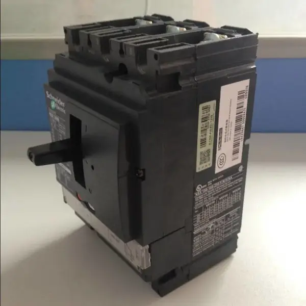 施耐德断路器 漏电保护开关 EA9RN3C4030C 小型一体式 漏电断路器 全新进口