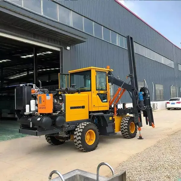 高速公路护栏打桩机拔桩养护换护栏桩工程装载式公路护栏打桩机