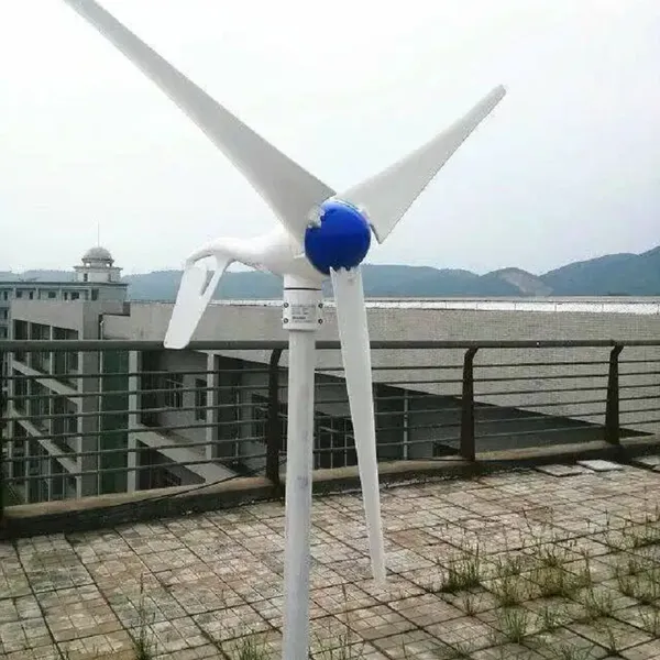 风光互补风力发电机是风能与太阳能的离网 / 并网供电系统