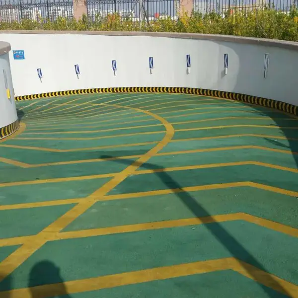 青岛无震动防滑坡道车道交通标示牌按照地面划线施工