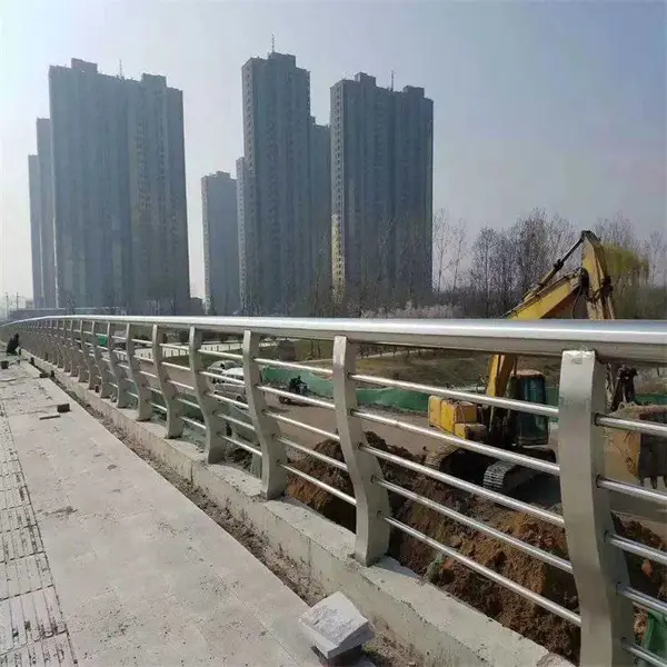 ���ɹ��˰������������������Ҿ��۵�·�������̷�ײ����