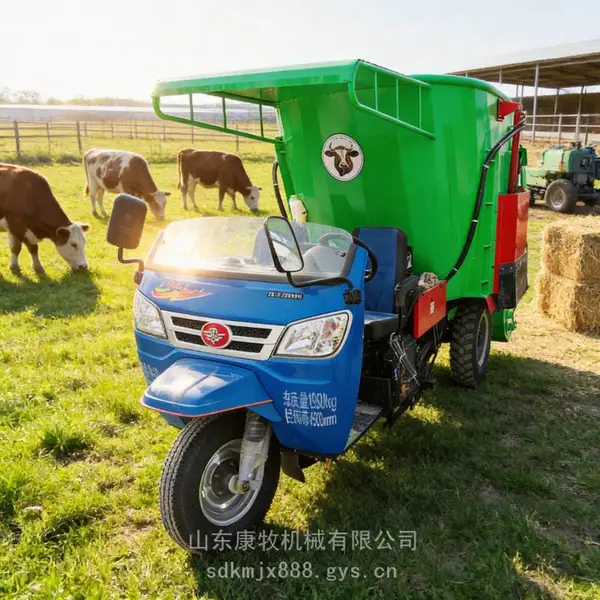 喂牛喂羊电动撒料车 自动化饲料撒料机 5方柴油刮板撒草车