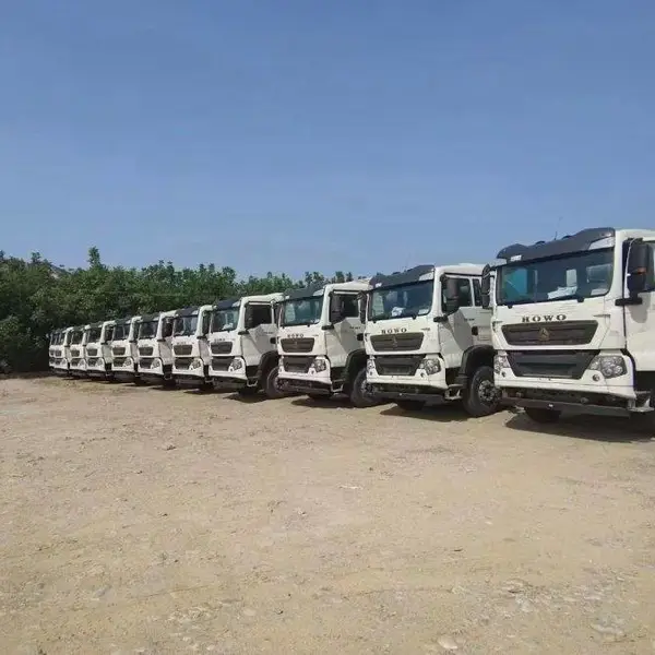 中国重汽440马力8X4驱动豪沃大12方TX搅拌车