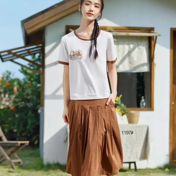 美颜子26夏新款刺绣T恤 大码宽松显瘦女装拿货 品牌女装库存尾货批发