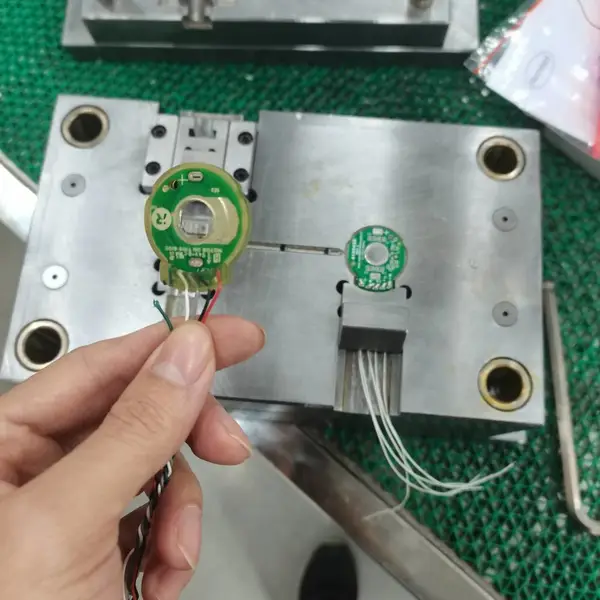 汽车车门传感器PCBA低压注塑包胶