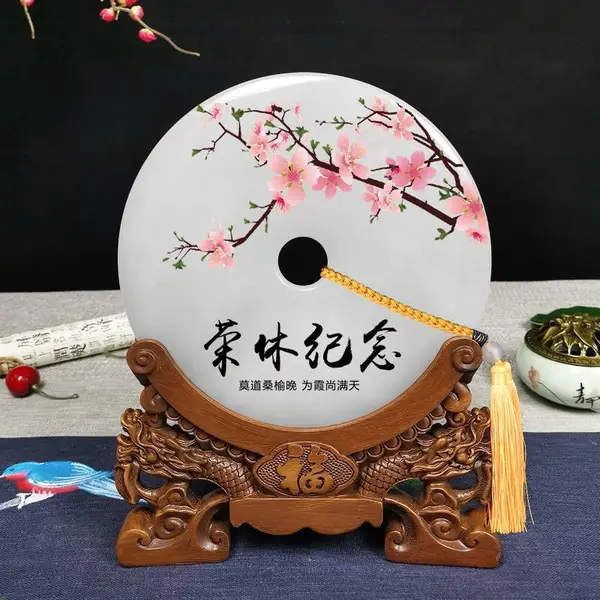 女职工光荣退休礼品图片,好看的荣休玉石摆件,老员工感谢奖牌