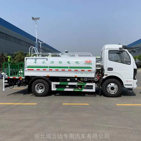 贵州25吨洒水车穿梭城市街道为道路降尘保湿守护整洁环境
