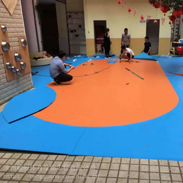 幼儿园场地施工_漳州幼儿园操场施工_人造草坪铺设_悬浮地板安装_塑胶场地铺装_漳州能冠
