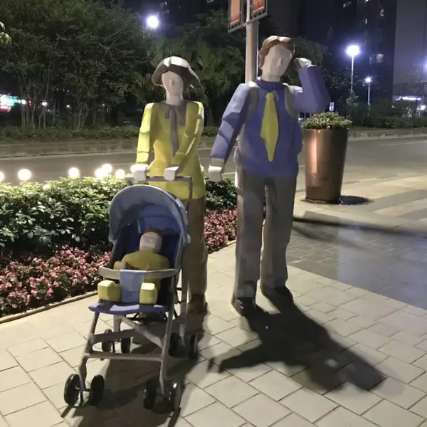 艺路定做供应玻璃钢这一家人抽象人物房地产景观美陈雕塑
