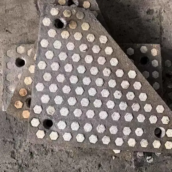 融瓷耐磨衬板 铸造陶瓷衬板 镶嵌陶瓷衬板 陶瓷的抗磨性 钢板的抗冲击性 耐高温