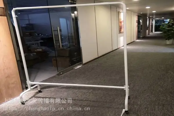 苏州升降衣架出租 黑色龙门架租赁昆山带轮子挂衣架多少钱