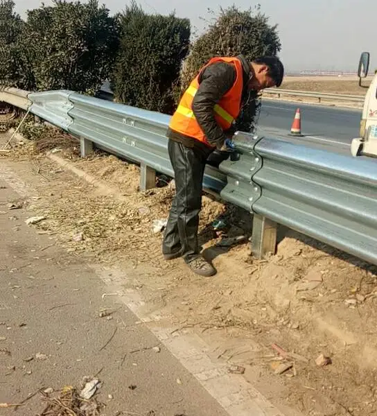 洛阳厂家直销波形梁护栏 热镀锌喷塑护栏 高速公路乡村道路防撞护栏板